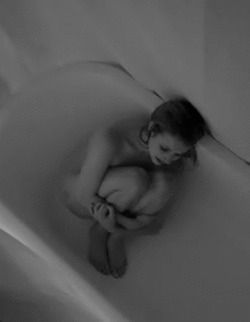  photo woman-cries-in-bathtub_53_paused1_zpsd9abd367.jpg